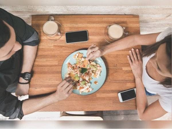 Kajian mendapati 78 peratus individu bujang berasa lebih selamat untuk keluar janji temu dengan pasangan yang telah divaksin. - Foto 123RF