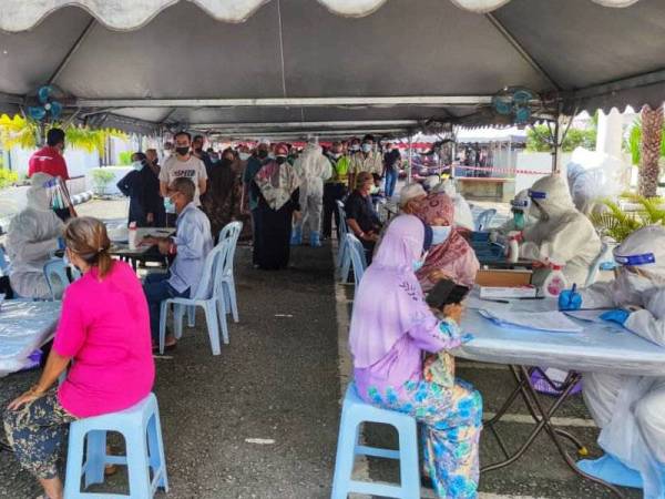 Warga emas dan mereka berpenyakit antara golongan yang disasarkan untuk menjalani ujian saringan Covid-19 di pekarangan Masjid Temerloh Jaya sejak Ahad lalu.