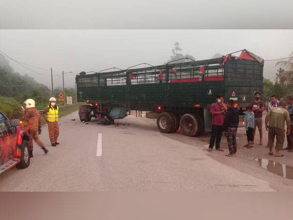 Operasi menyelamat dilakukan anggota bomba mengeluarkan mangsa yang tersepit di sisi treler.