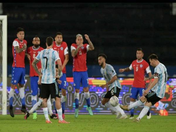 Messi watak penting ketika mengemudi Argentina menentang Chile dalam aksi Copa America di Rio de Janeiro.