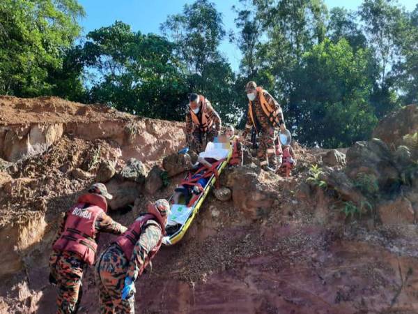 Pasukan bomba membawa keluar mayat mangsa yang lemas pada Selasa ketika menangkap ikan bersama rakannya dalam kejadian di sebuah lombong, di Rawang pada malam Isnin.