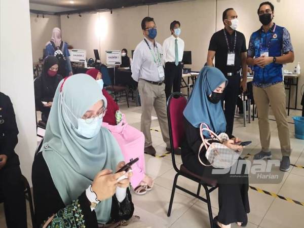 Wan Ahmad Fayhsal (kanan) melakukan lawatan kerja ke Pusat Pemberian Vaksin (PPV) di Dewan Berlian, Universiti Teknologi Mara (UiTM) Puncak Alam pada Selasa.