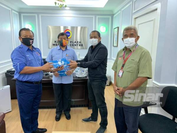 Dari kanan: Hashim, Raja Shahfaizal, Loy Sian dan Saroni pada majlis penyerahan sumbangan wakaf pelitup muka keluaran Karangkraf Medicare kepada petugas barisan hadapan PPV Kajang Plaza Medical Centre.