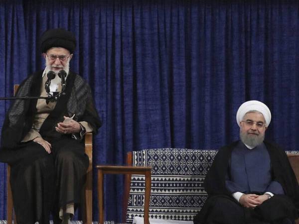 Gambar fail menunjukkan Pemimpin Agung Iran, Ali Khamenei (kiri) dan Presiden Iran, Hassan Rouhani. - Foto AFP