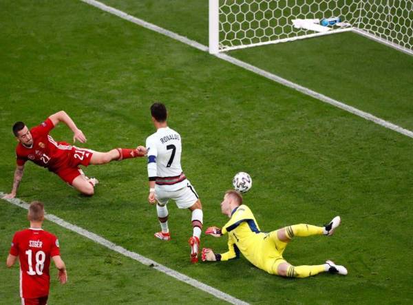 Kapten Portugal, Cristiano Ronaldo menjaringkan gol ketiga pada perlawanan berkenaan.