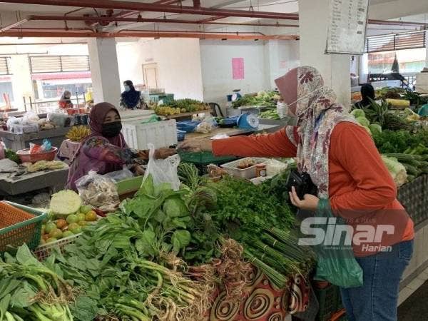 Peniaga sentiasa memberi penerangan kepada pembeli melibatkan isu kenaikan harga sayur-sayuran.