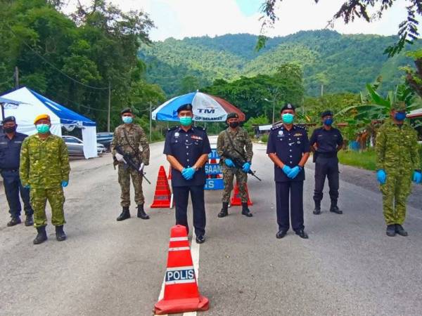 Ahmad (tiga dari kanan) dengan kerjasama tentera dan rela sentiasa melakukan pemeriksaan ketat di SJR Jalan Timur Barat berhampiran Batu 6, Batu Melintang, Jeli.