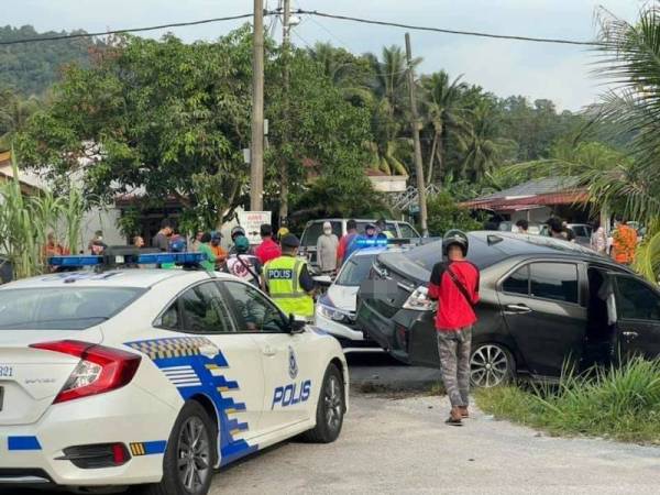 Kenderaan yang dinaiki empat individu yang terbabas ke dalam longkang di Taman Sri Nanding, Kuala Lumpur pada Selasa.
