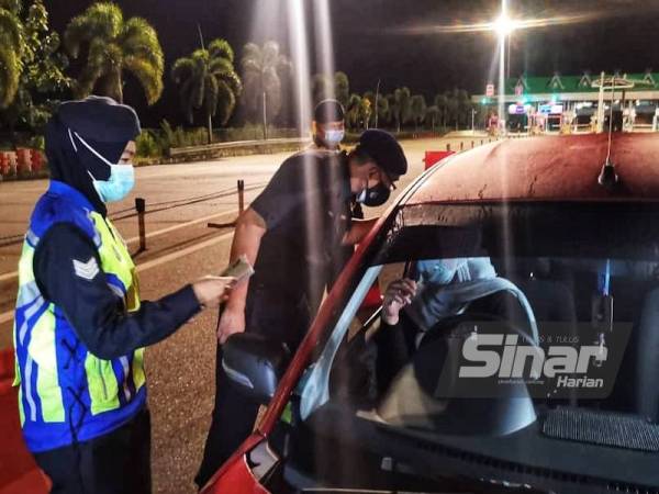 Ahmad Shukri (kanan) memeriksa kenderaan yang melalui SJR di Tol Alor Setar Selatan yang dibuka semula berkuat kuasa pada Rabu.