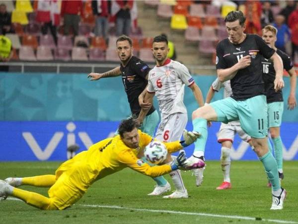 Michael Gregoritsch menjaringkan gol kedua Austria ketika berdepan Macedonia Utara pada 14 Jun lalu. - Foto AFP