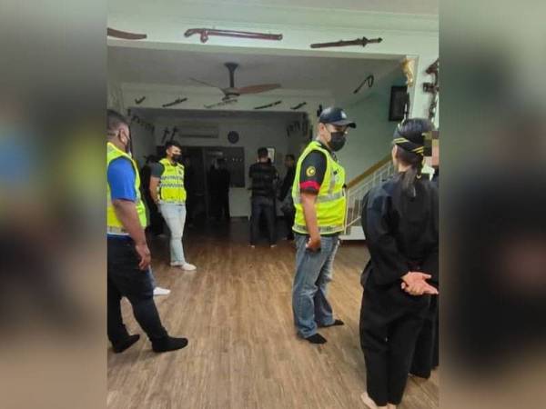 Polis melakukan pemeriksaan di sebuah rumah di kawasan Bandar Utama di sini pada Rabu.