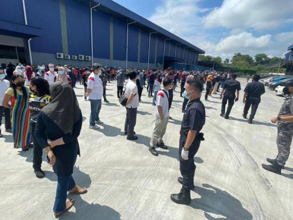 Pekerja diarah meninggalkan kawasan kilang selepas kilang terbabit didapati ingkar SOP ketika pemeriksaan dilakukan pada Rabu.