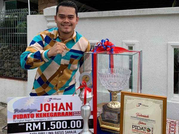 Muhammad Shohaimi Haffiz bersama piala dan hadiah dimenangi selepas menjuarai Pertandingan Pidato Kenegaraan 2021 peringkat negeri Terengganu.