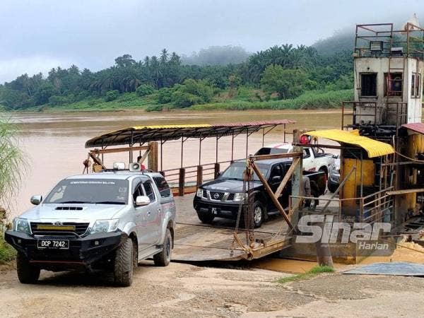 Vaksin Covid-19 dibawa ke Kampung Pasir Kelang, Kuala Krai menggunakan kenderaan pacuan empat roda sambil diiringi anggota dari IPD Kuala Krai.