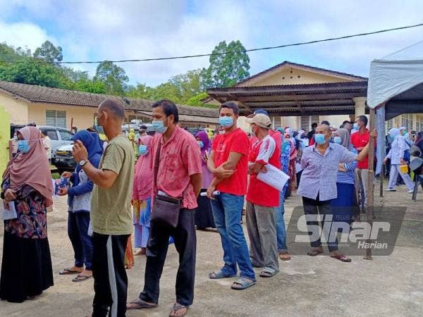 Penduduk kampung memenuhi PPV sementara di Masjid Kampung Pasir Kelang, Kuala Krai untuk mendapatkan suntikan vaksin Covid-19.
