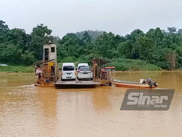 Sejumlah 550 vaksin dibawa menaiki feri meredah Sungai Kelantan untuk ke Kampung Pasir Kelang, Kuala Krai bagi menjayakan Program Imunisasi Covid-19 Kebangsaan (PICK) pada Rabu.