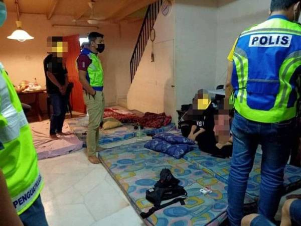 Polis mengeluarkan kompaun kepada enam lelaki dan dua wanita ketika meraikan sambutan hari jadi di Ipoh. Foto: ihsan FB JAIPk.