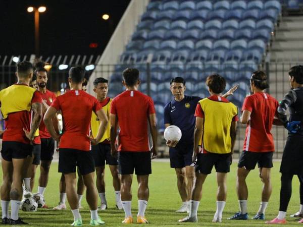 Cheng Hoe (tengah) berjaya membawa Malaysia menduduki tangga ketiga Kumpulan G Pusingan Kedua Kelayakan Piala Dunia 2022/Piala Asia 2023. - FOTO: FB FAM