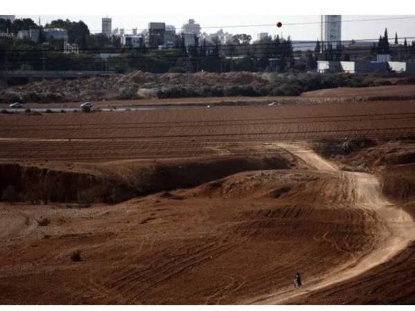 Penduduk di bandar Beersheba turut merasai gegaran gempa bumi yang berpusat di selatan Israel pada Rabu. - Foto The Guardian
