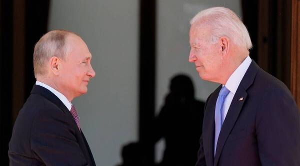 Biden (kanan) dan Putin. - Foto AP