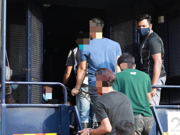 Imigresen Putrajaya menahan seramai 33 PATI dalam serbuan di 16 premis kedai runcit di sekitar Bukit Sentosa, Rawang dan Dengkil, Sepang baru-baru ini.