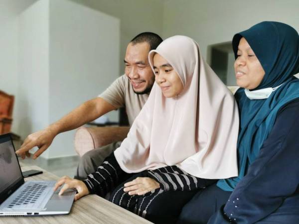 I'zzah I'zzati bersama bapanya, Mohd Noorizuddin dan ibunya, Zaitun Samae berkongsi kegembiraan setelah mendapat keputusan cemerlang dalam STAM.