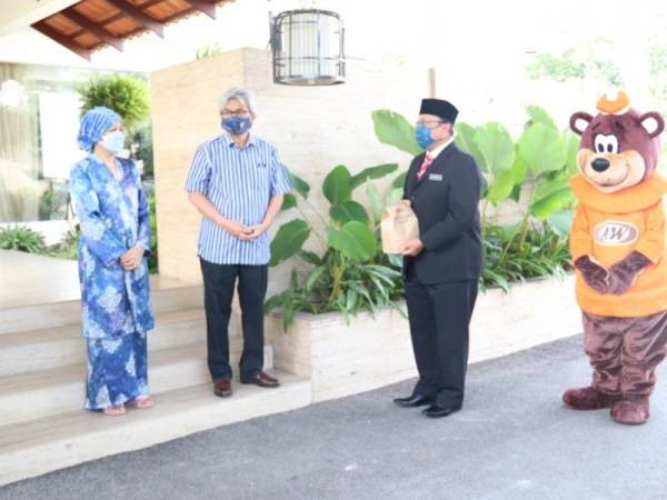 Raja Iskandar Dzulkarnain dan Tunku Soraya berkenan menyampaikan 400 set makanan A&W kepada pesakit dan petugas di Pusat Kuarantin Rawatan Covid-19 Stadium Badminton Ipoh. - Foto Ihsan MBI