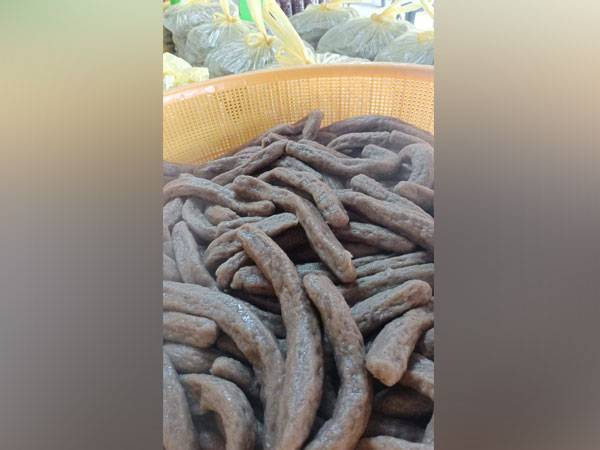 Selain keropok lekor bersaiz 600gram dan 1.2kg setiap sebatang, keropok lekor saiz kecil RM1 sebatang mendapat permintaan tinggi pelanggan.