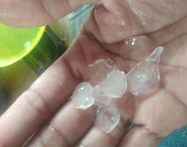 Gambar kejadian hujan batu yang tular di media sosial.