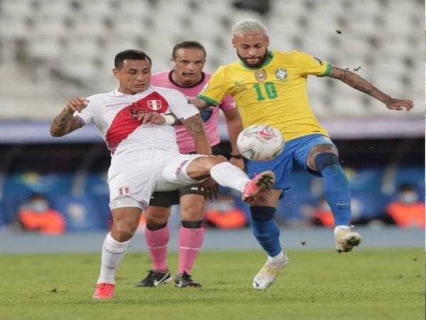 Neymar diasak pemain Peru pada aksi Copa America di Stadium Nilton Santos, sebentar tadi.
