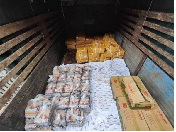 588 paket barangan sejuk beku yang dirampas di Taman Permai Gual Tinggi di Rantau Panjang pada Khamis.