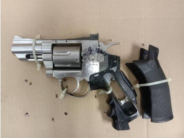 Sepucuk pistol angin dan lima butir peluru ditemui di sebuah rumah dekat Kampung Pauh, di Pasir Mas pada Khamis dan polis menahan seorang pemuda berusia 34 tahun bagi membantu siasatan berhubung rampasan itu.