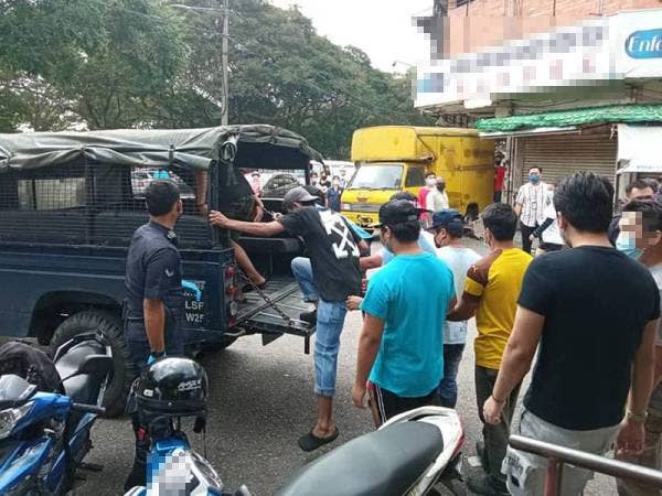 Sembilan lelaki warganegara Myanmar dan dua lelaki warga China telah ditahan oleh pihak PDRM