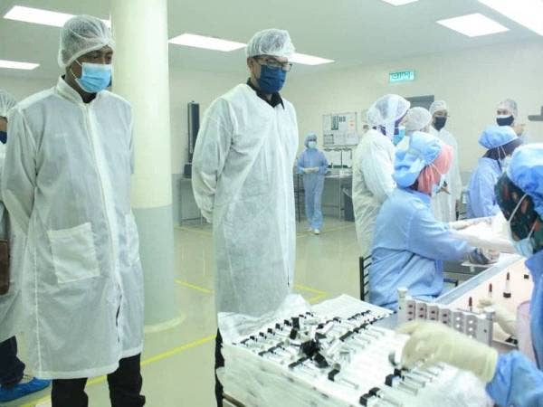 Mohamad Fakhrudin (dua dari kiri) melawat sebuah kilang di sini pada Jumaat.