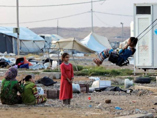 Seorang kanak-kanak bermain ayunan di kem Hammam Al-Alil di selatan Mosul, Iraq. - Foto Reuters