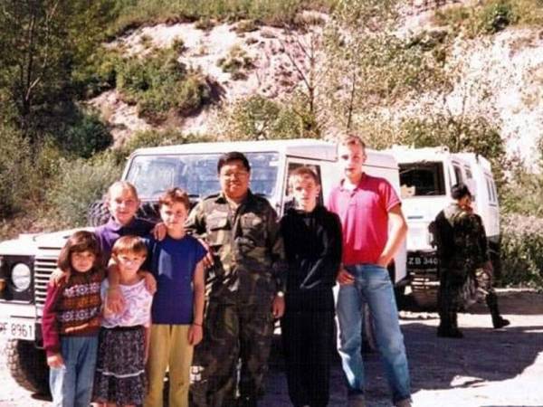Abdul Kadir bergambar bersama kanak-kanak di Konjic Bosnia-Herzegovina.