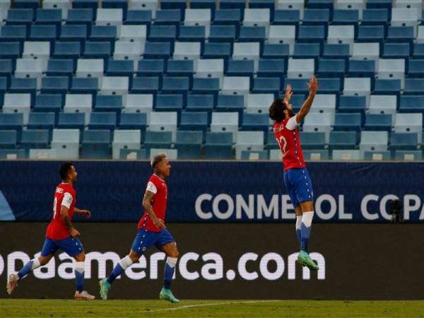 Brereton meraikan jaringan ketika membantu Chile menewaskan Bolivia di Arena Pantanal, Cuiaba.