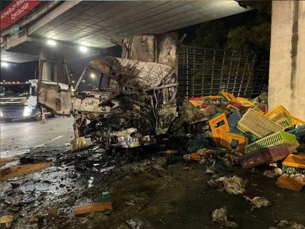 Keadaan lori yang terbabit kemalangan di Kilometer (KM) 283.6 Lebuhraya Utara - Selatan (PLUS) arah utara sebelum terbakar pada awal pagi Sabtu.