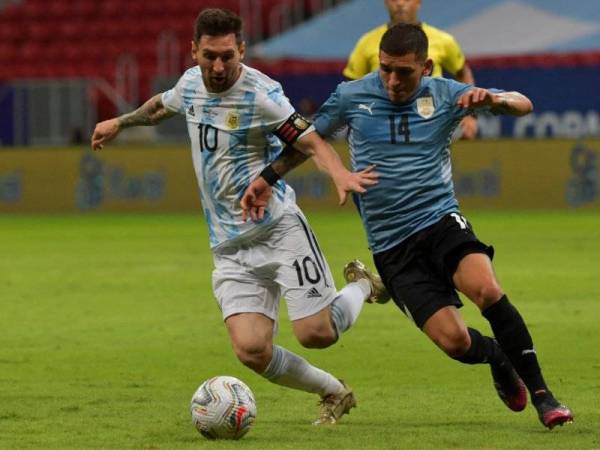 Antara aksi menarik pertemuan Argentina menentang Uruguay dalam aksi Copa America sebentar tadi.