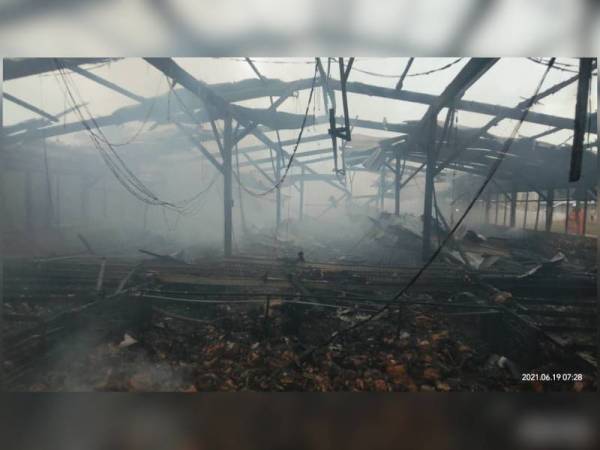 Keadaan struktur bangunan reban yang terbakar menyebabkan kira-kira 7,000 ayam hangus. - Foto JBPM Pahang