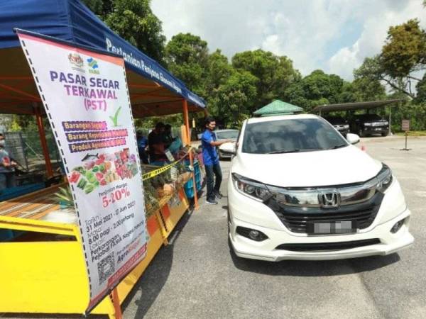 Orang ramai boleh mendapatkan barangan keperluan secara pandu lalu di PST Pejabat FAMA Pahang.