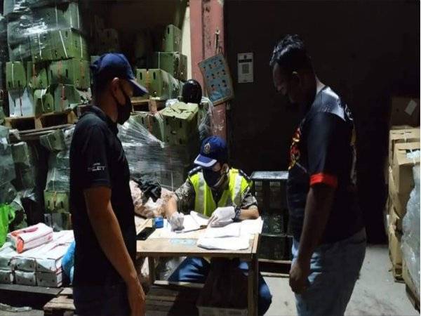 Penguat kuasa DBKL menjalankan pemeriksaan ke atas salah sebuah premis di sekitar Pasar Borong KL pada malam Jumaat lalu.