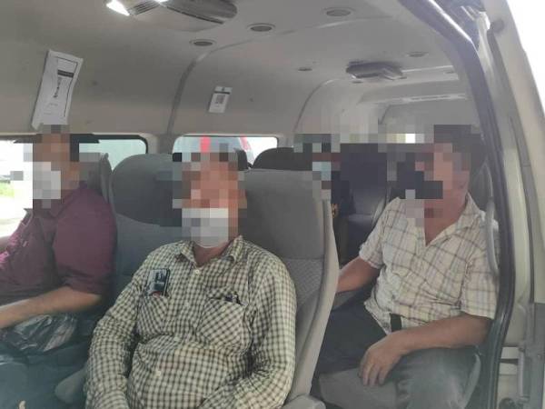 Sebahagian daripada PATI warga Thailand yang ditahan PGA Batalion 7 Kuantan di Rantau Panjang pada Jumaat.