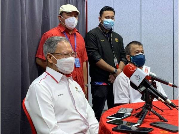 Mustapa semasa sidang akhbar di pejabatnya di Jeli pada Sabtu.