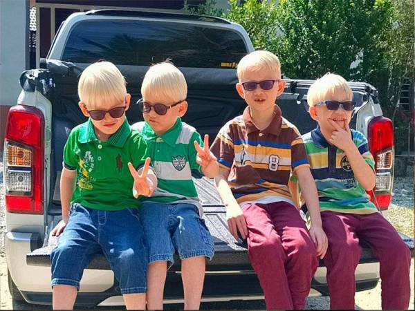 Berkulit putih, rambut perang dan bermata biru membuatkan empat beradik dari Kampung Jejulok, Pasir Mas sering dianggap sebagai anak orang Inggeris atau 'mat salleh' disebabkan oleh faktor fizikal semula jadi itu.