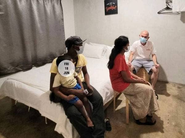 Lip Eng (kanan) menghantar keluarga berkenaan di sebuah hotel buat sementara waktu. Foto: FB Lim Lip Eng