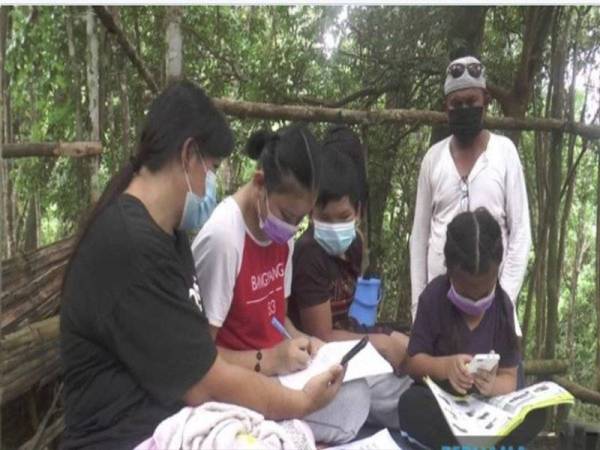 Tiga beradik Dona Fiona David, 17, Richie Declare, 11 dan Falesia Brisha, 7, akan memulakan perjalanan kaki seawal jam 7 pagi ke kawasan bukit yang terletak kira-kira dua kilometer dari kampung mereka di Kopozon Gana di sini semata-mata untuk mendapatkan isyarat perkhidmatan internet.