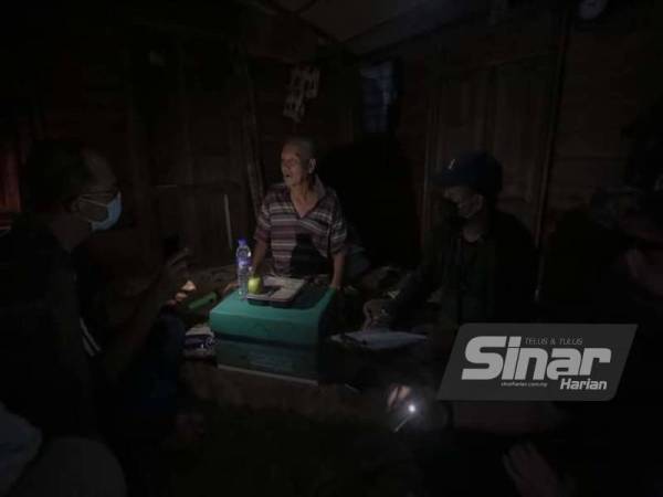 Skuad Gerak Khas MAINS semasa menyantuni Sulaiman malam Sabtu.