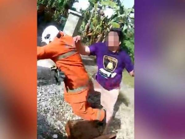 Anggota bomba diserang seorang lelaki dalam kejadian di Kampung Belipat, Jalan Punang di Lawas, Sarawak pada Sabtu. - Foto Astro Awani