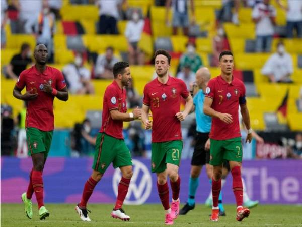 Pemain Portugal kelihatan kecewa setelah tewas 2-4 kepada Jerman pada aksi Euro 2020, pada awal pagi Ahad. - Foto EPA